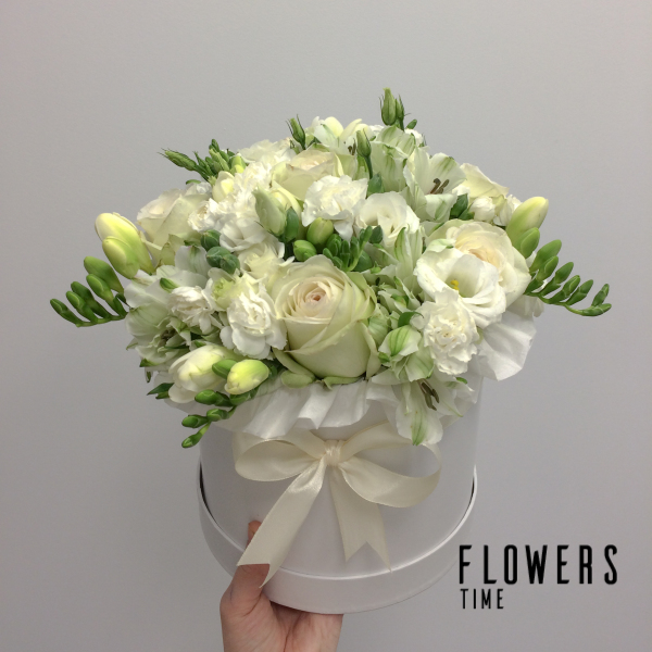 Baltų gėlių dėžutė gimtadienio gėlės