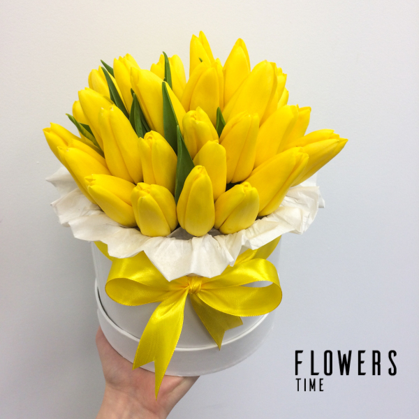 Gimtadienio gėlių dėžutė geltonos tulpės