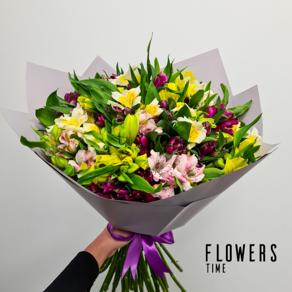 Alstromerijų puokštė įvairių spalvų gimtadienio gėlės