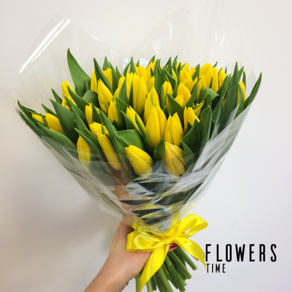 Pavasario gėlės geltonų tulpių puokštė