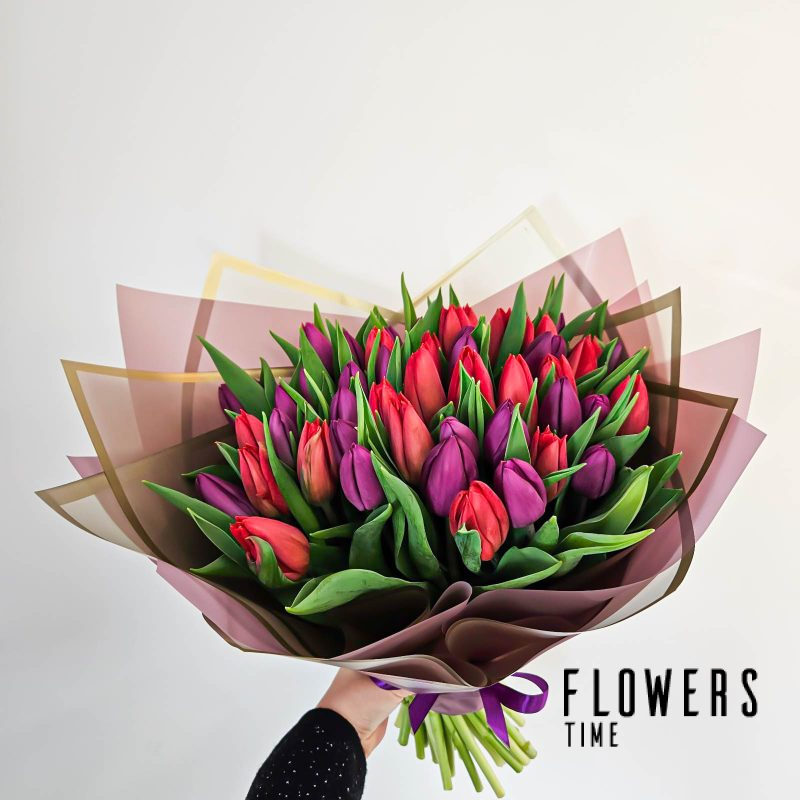 Raudonos ir violetinės tulpės puokštėje moters dienai