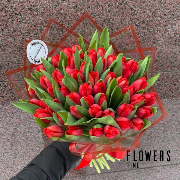 Raudonos tulpės puokštėje gimtadienio gėlės