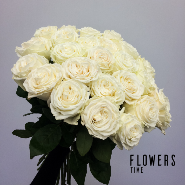Baltų rožių puokštė gimtadienio gėlės