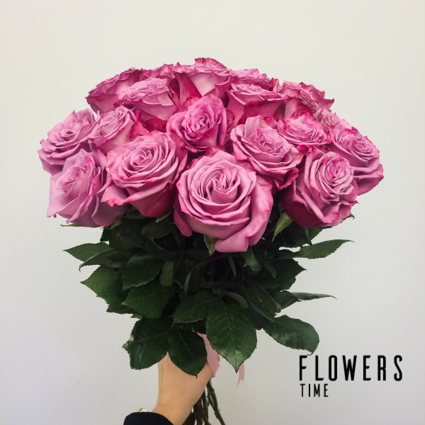 Rožinių rožių puokštė gėlės merginai