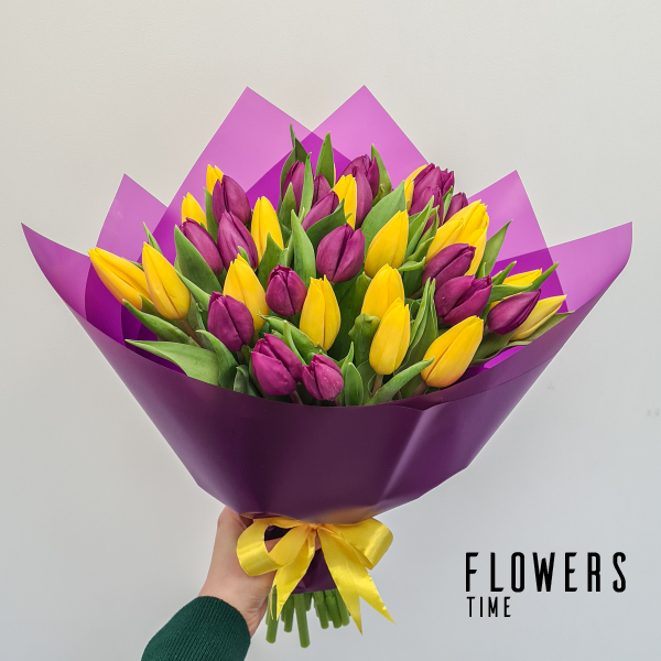 Geltonų ir violetinių tulpių puokštė gimtadienio gėlės