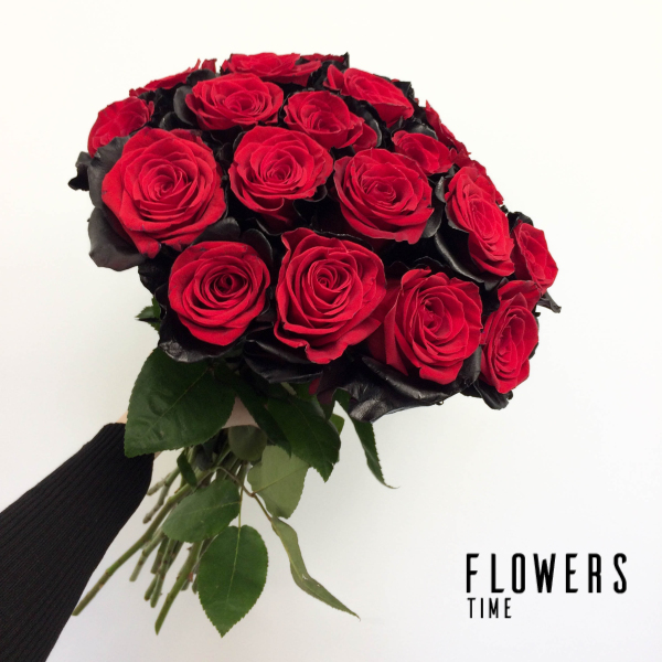 Gėlės puokštėje raudonos rožės su juodais krašteliais