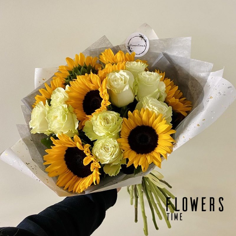 Baltų rožių ir saulėgrąžų puokštė