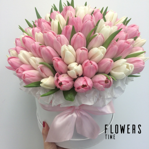 Rožinių ir baltų tulpių dėžutė gimtadienio gėlės