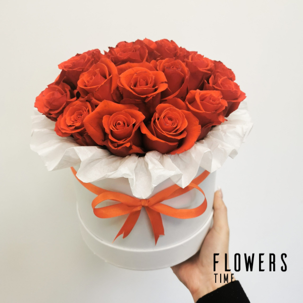 Oranžinių rožių dėžutė gėlės moterims