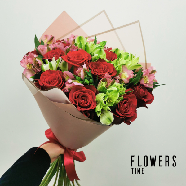Raudonų rožių ir alstromerijų puokštė gėlės gimtadienio proga