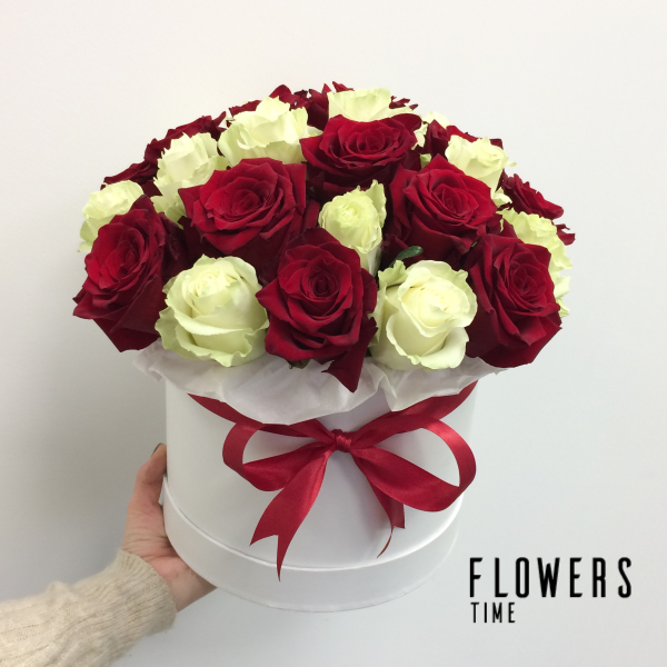 Raudonų ir baltų rožių dėžutė gimtadienio gėlės