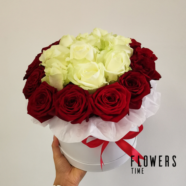 Raudonų ir baltų rožių dėžutė gėlės merginai