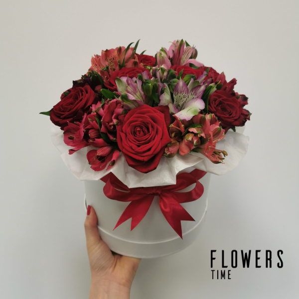 Raudonų rožių ir alstromerijų dėžutė gimtadienio gėlės
