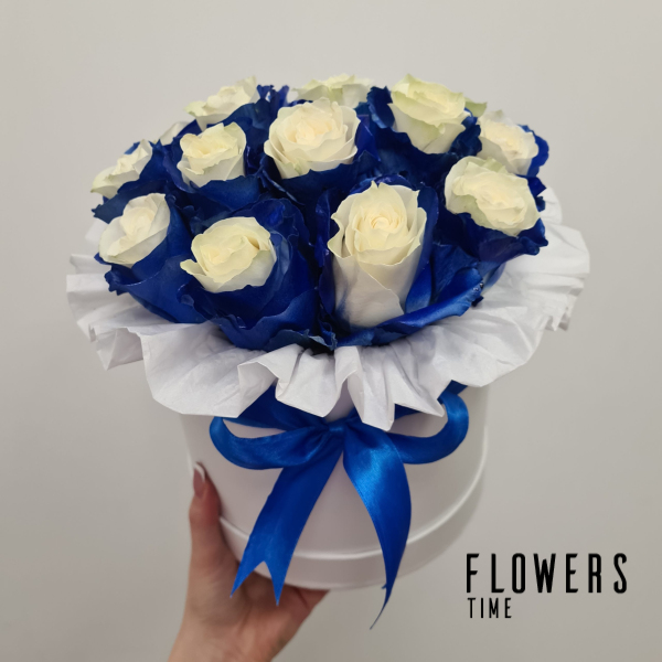 Baltų rožių dažytais mėlynais krašteliais dėžutė