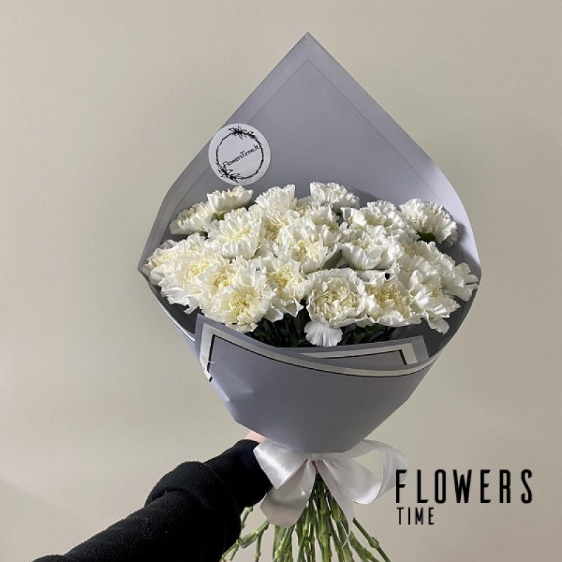 Baltų gvazdikų puokštė