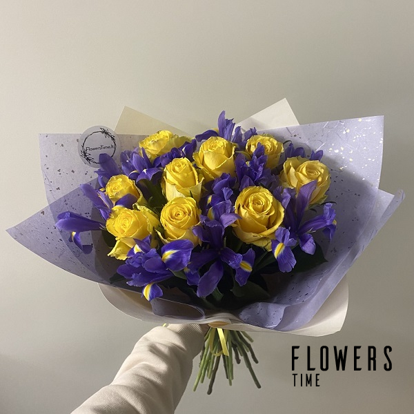 Geltonų rožių ir violetinių irisų puokštė