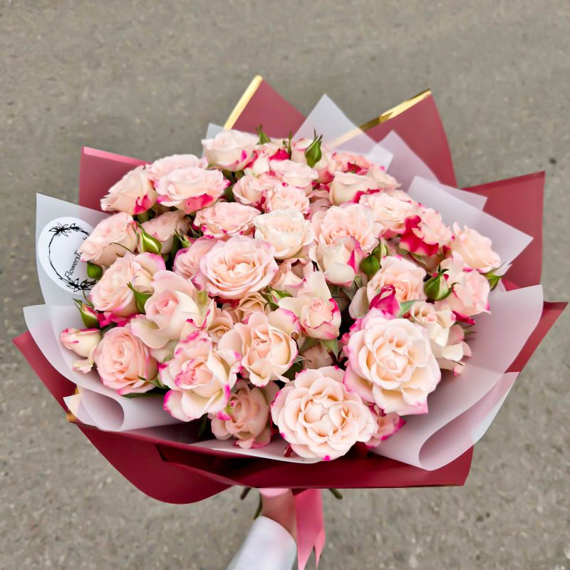 Smulkių rožių puokštė merginai