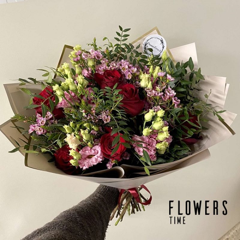 Raudonų rožių, rožinių eustomų ir vaškagėlių puokštė