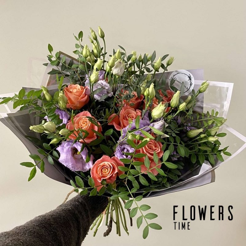 Koralinių rožių ir alyvinių eustomų puokštė