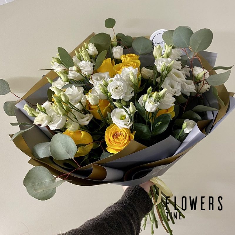 Geltonų rožių ir baltų eustomų puokštė