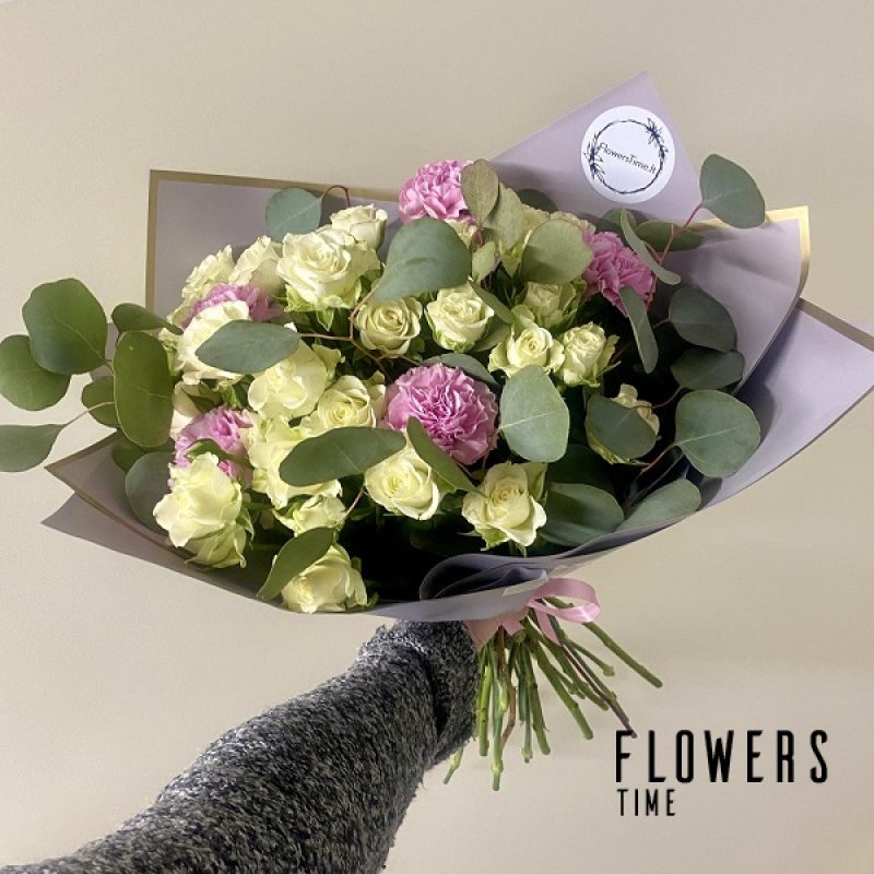 Rožinių gvazdikų ir smulkiažiedžių rožių puokštė