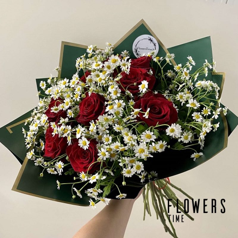 Raudonų rožių ir ramunėlių puokštė