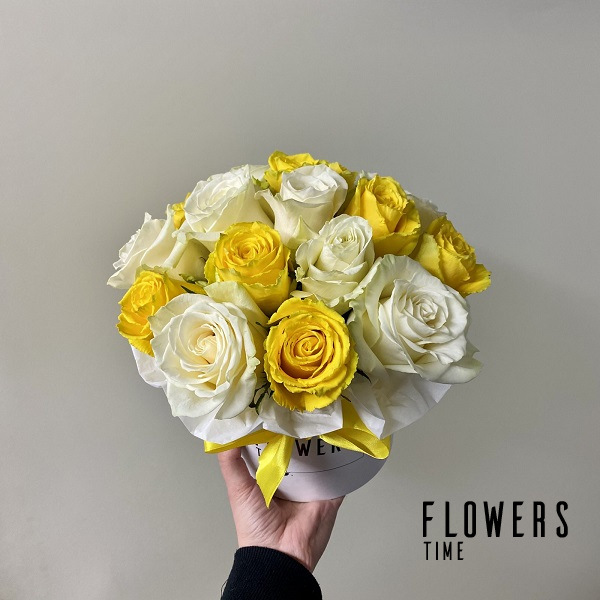 Geltonų ir baltų rožių puokštė