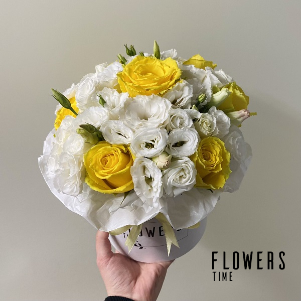 Geltonų rožių ir baltų eustomų dėžutė