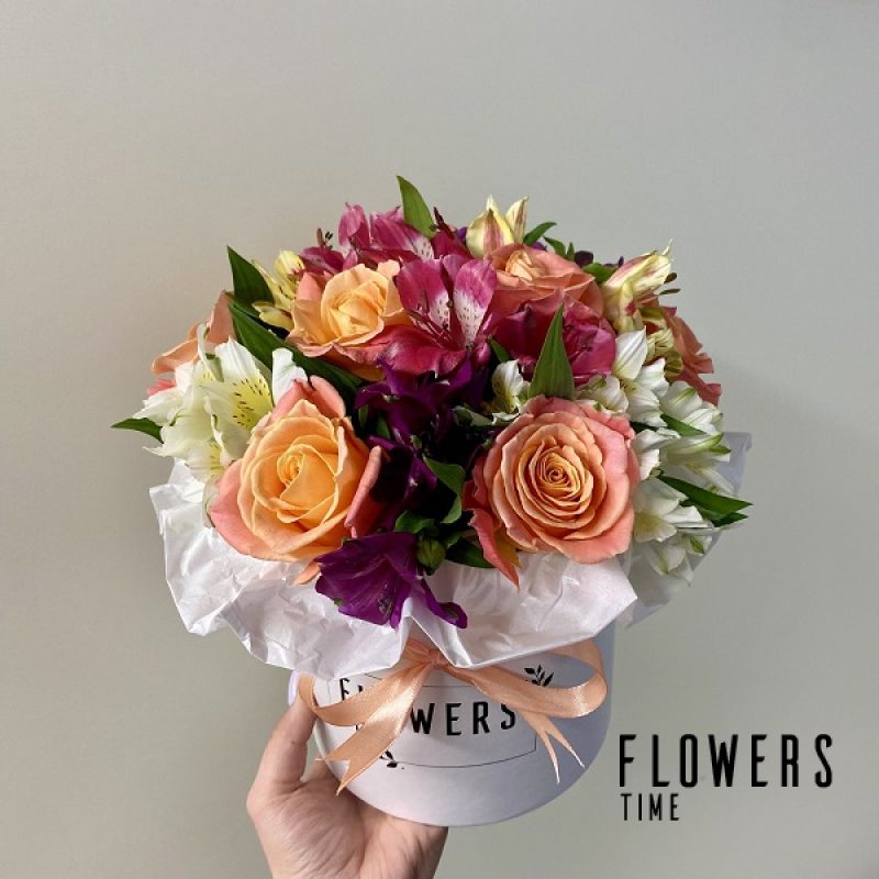 Koralinių rožių ir alstromerijų dėžutė