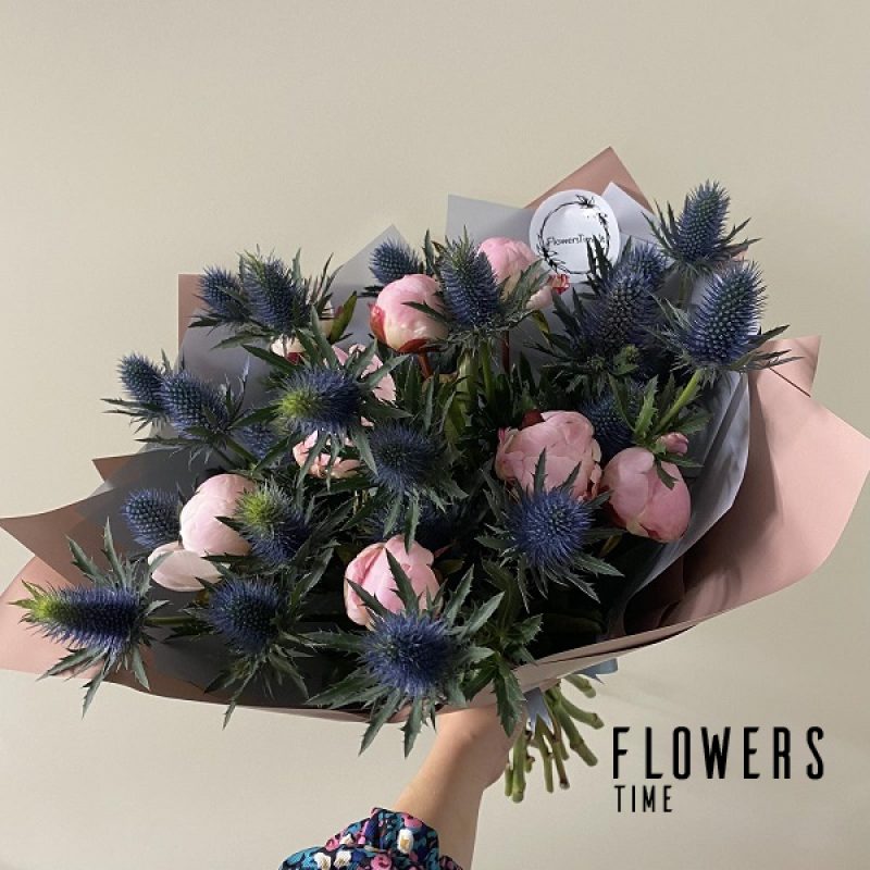 Rožinių bijūnų ir mėlynų zundų puokštė