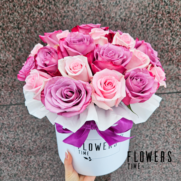 Rožinės rožės dėžutėje gimtadienio gėlės