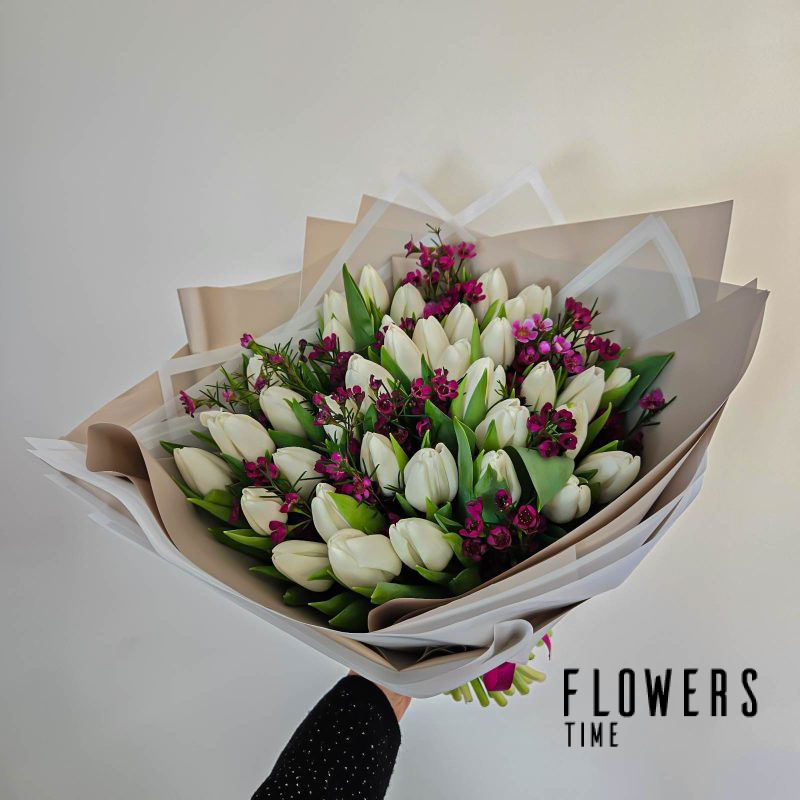 Baltų tulpių ir vaškagėlių puokštė moters dienai gėlės